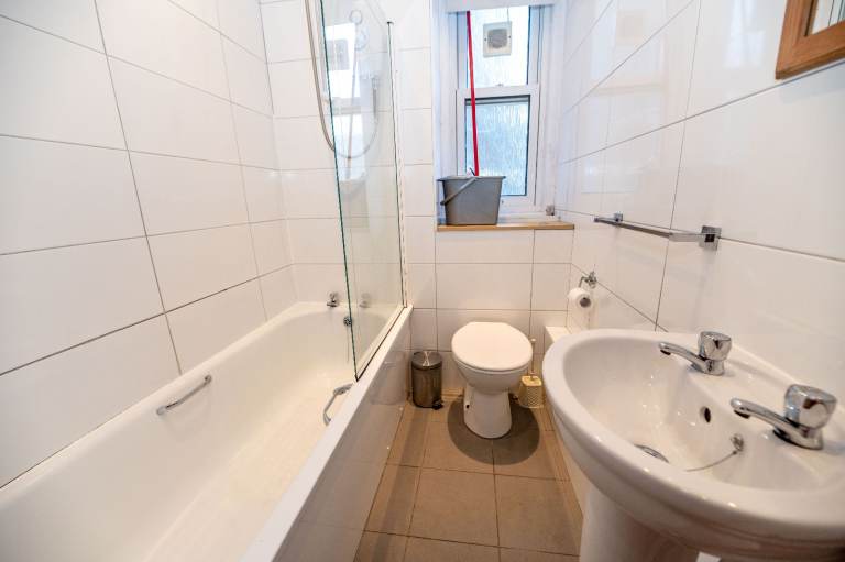  NOT HMO: Stunning, 3 bedroom, 1st floor flat in Southside – available January