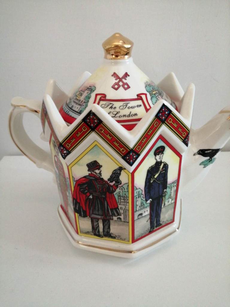 Vintage Sadler Tower of London Teapot 