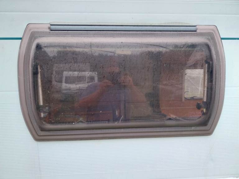 2005 lunar caravan kitchen window 