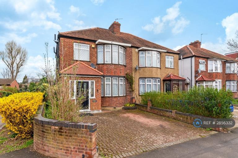 3 bedroom house in Bulstrode Avenue, Hounslow, TW3 (3 bed) (#2856332)