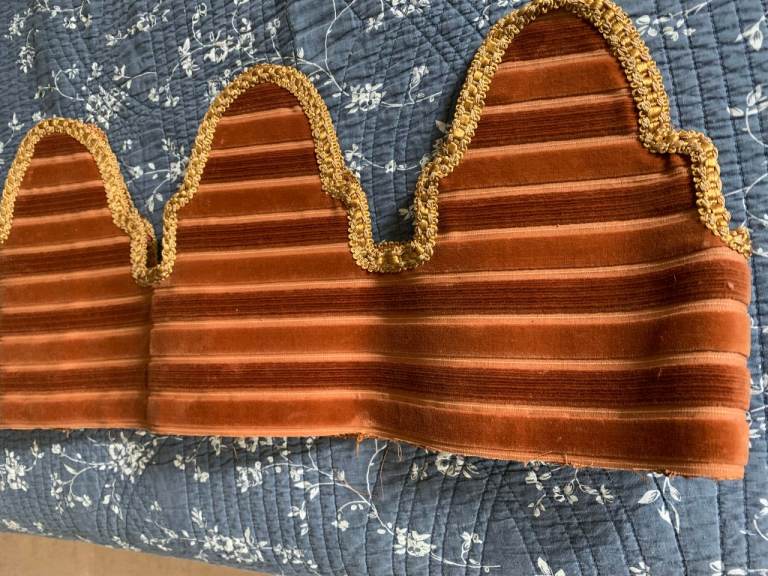 2 BRAND NEW VELVET CURTAINS PELMETS WITH GOLD TRIMS-EACH 140 x 25 cm-REDUCED £20 EACH UNTIL 15 APRIL