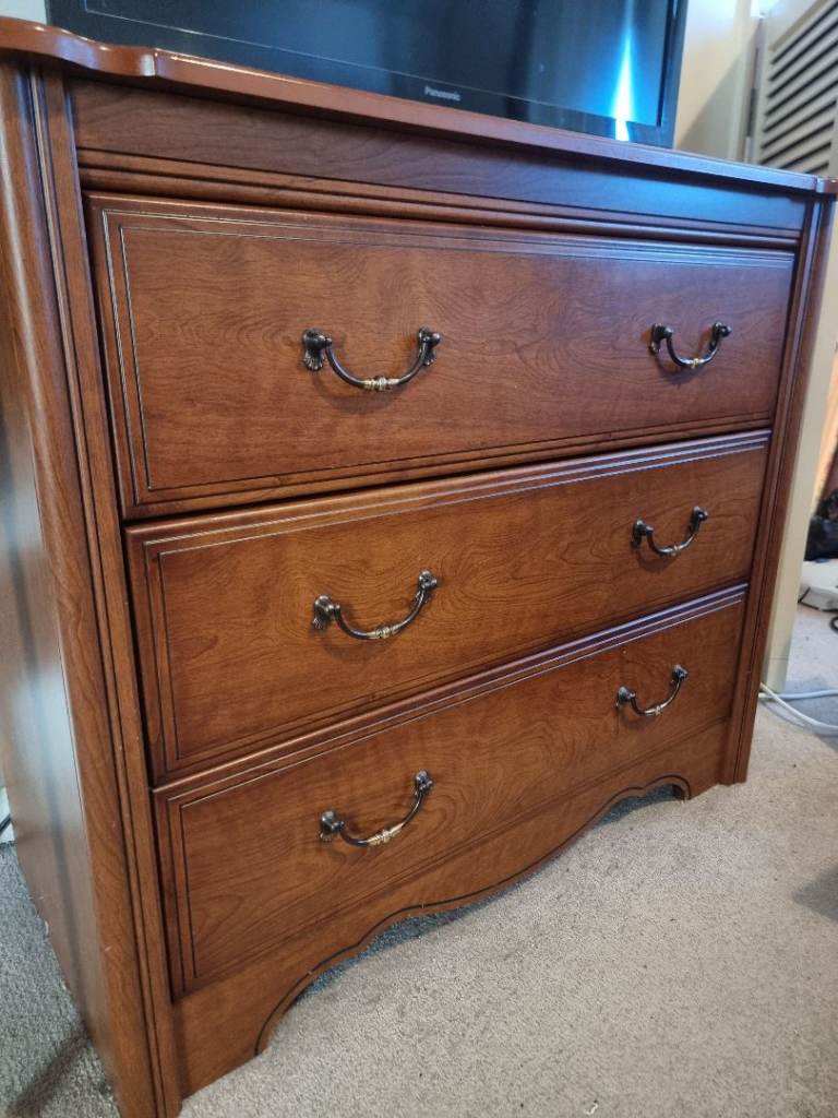 Wooden chest of drawers