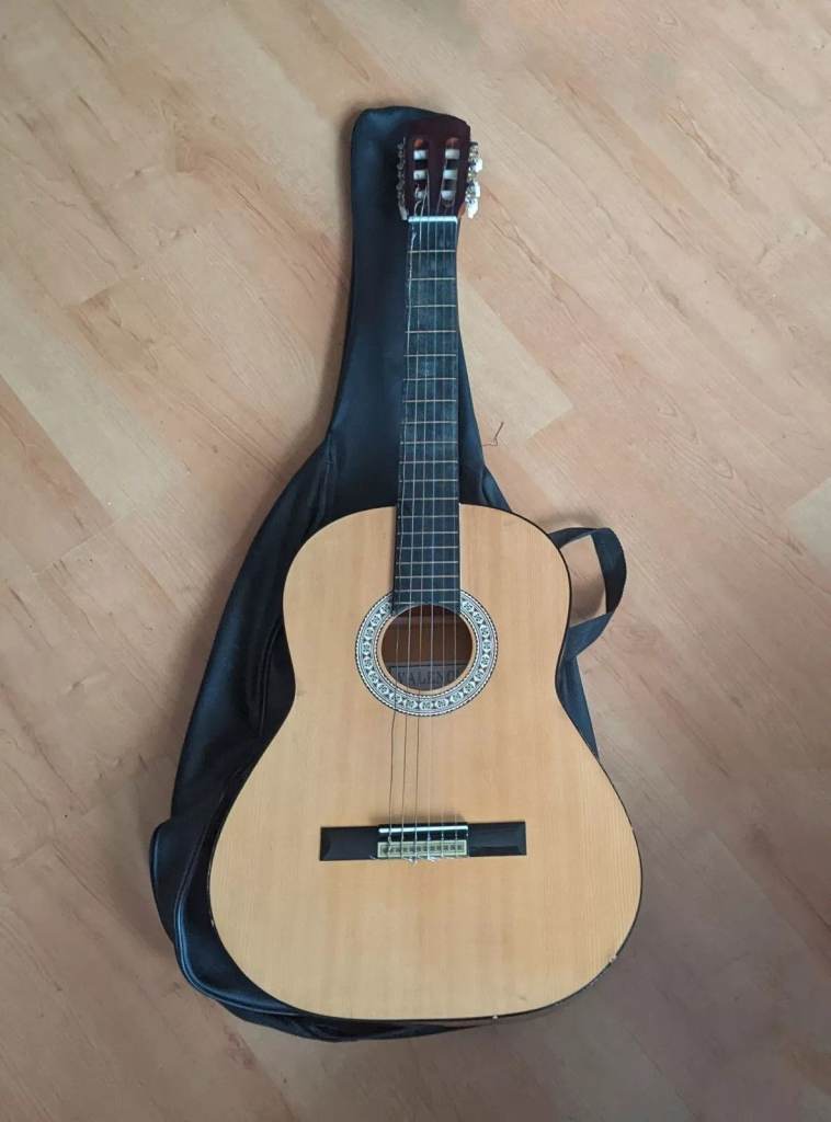 Valencia Spanish Guitar, Mod. CS 400 with case