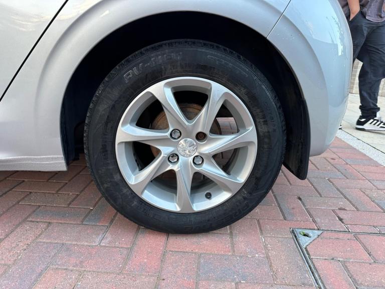 2017 Peugeot 208 1.2 PureTech Active Euro 6 5dr HATCHBACK Petrol Manual