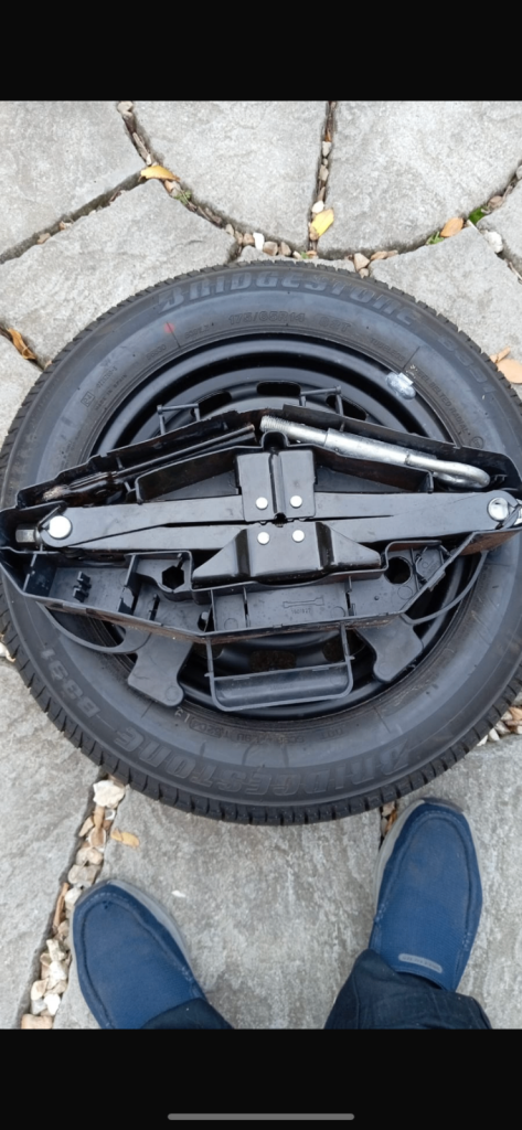 Feati 05 wheel and jack