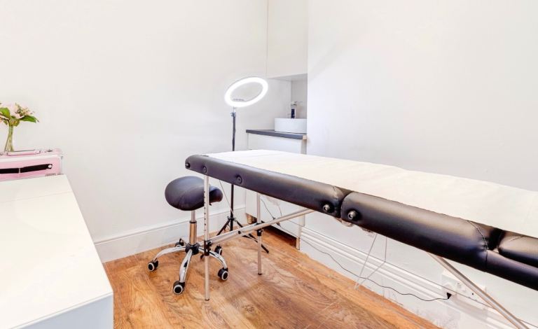 Beauty Room & Nail Table & Hair Chair To Rent in the City Centre!