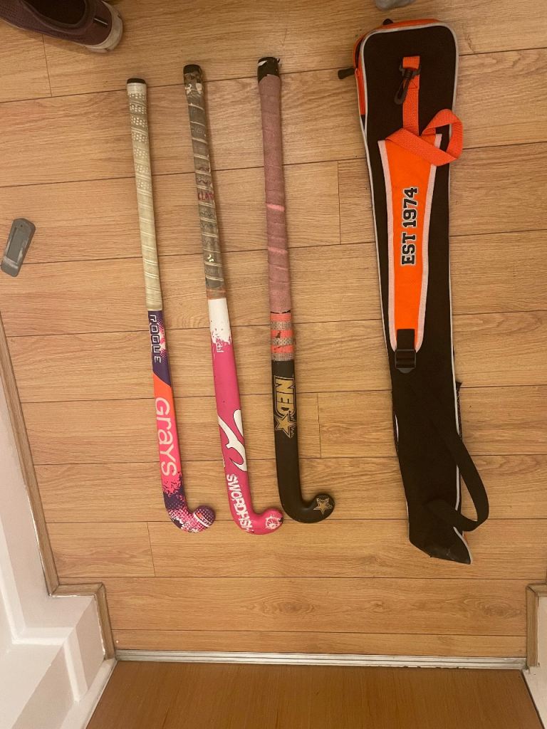 3x hockey sticks and a bag 