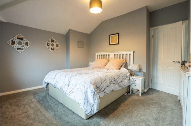 King Size Bed, Double Room By Heaton Park Tram