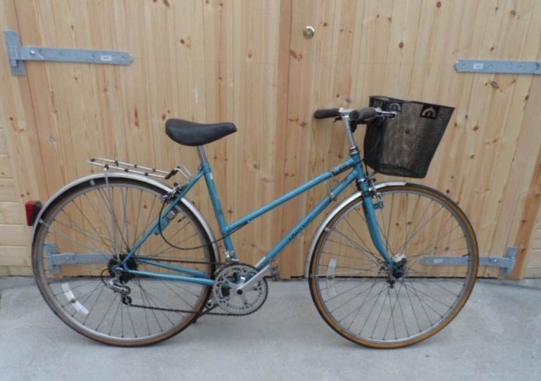 Woman's Dawes heritage style road bike. Hybrid features classic step-through 