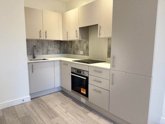 NEW ONE BEDROOM APARTMENT, CLOSE TO CHEAM STATION 