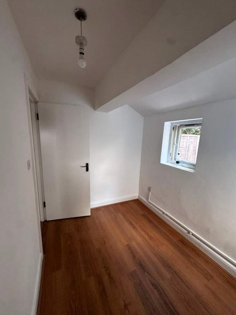 One bedroom garden floor flat 