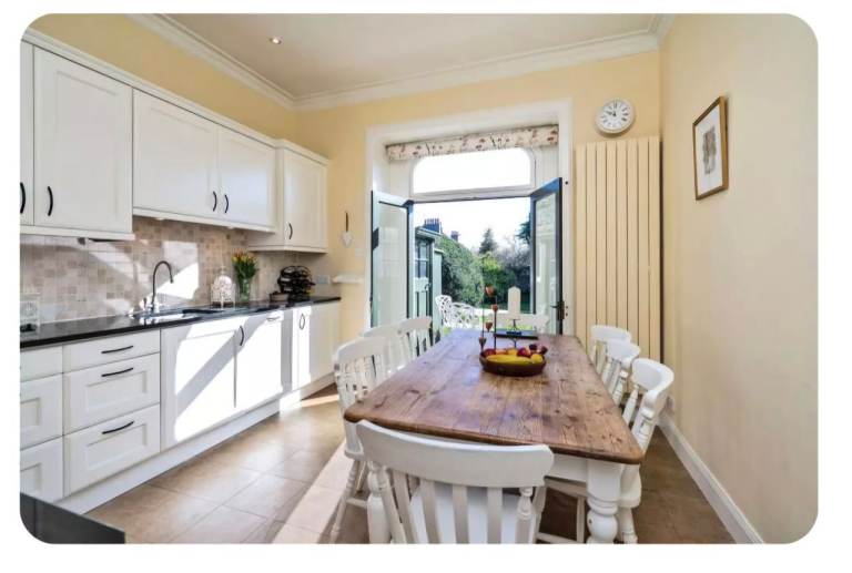 Kitchen units and appliances (complete kitchen)