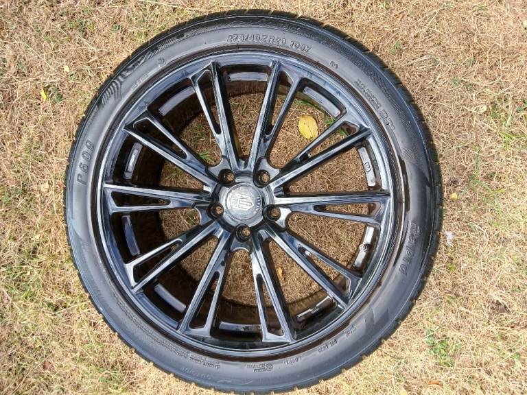 Fox Racing 20 inch wheel with 275/40 tyre