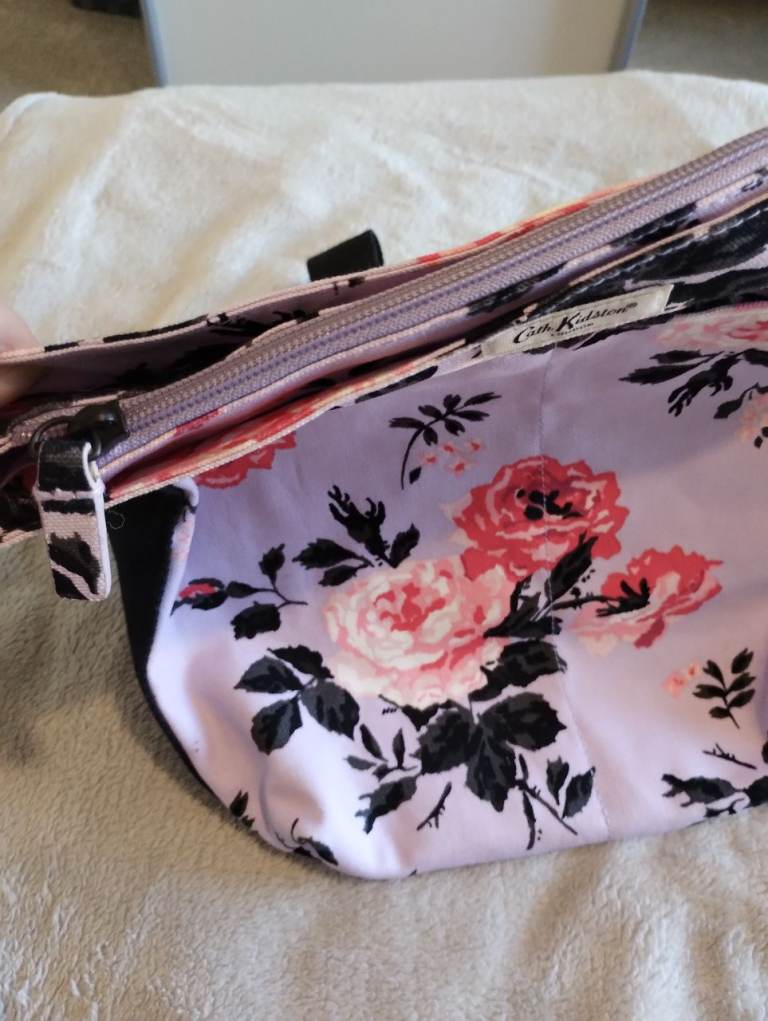 Cath Kidston Messenger Bag Purple with roses in Excellent Condition 