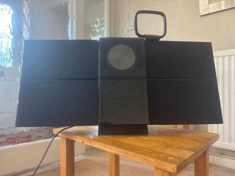 Black Stereo System with Antenna – Good Condition
