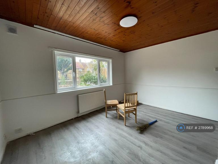 2 bedroom flat in Southall Court, Southall, UB1 (2 bed) (#2789968)