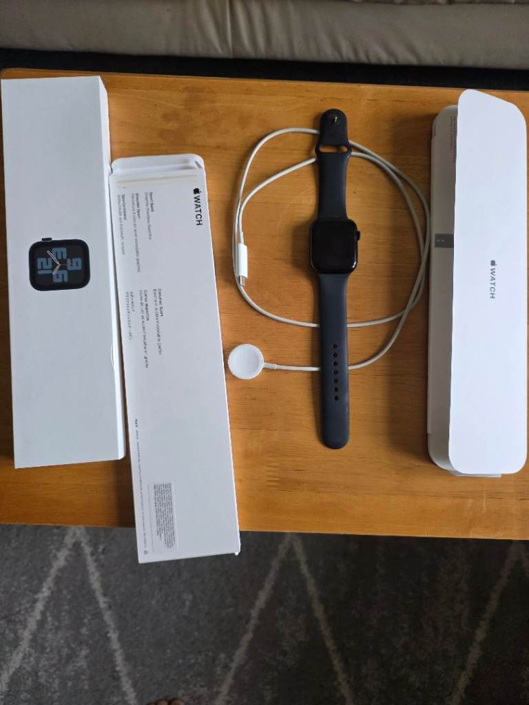 Apple Watch SE 2nd Gen (GPS, 44mm) Space Grey Aluminium Case + Strap
