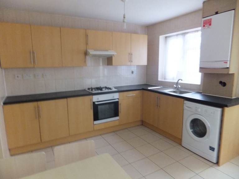 ALL BILLS INCLUDED! 2-BED FLAT | GARDEN | PARKING | 2 MINS TO TUBE