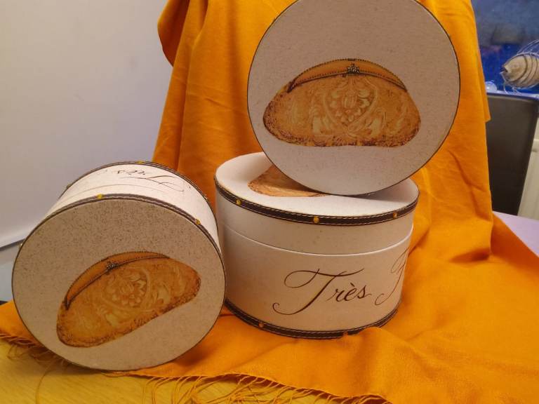 Set of 3 new hat boxes / storage. Tres femme, cream brown trim, bag print detail lid