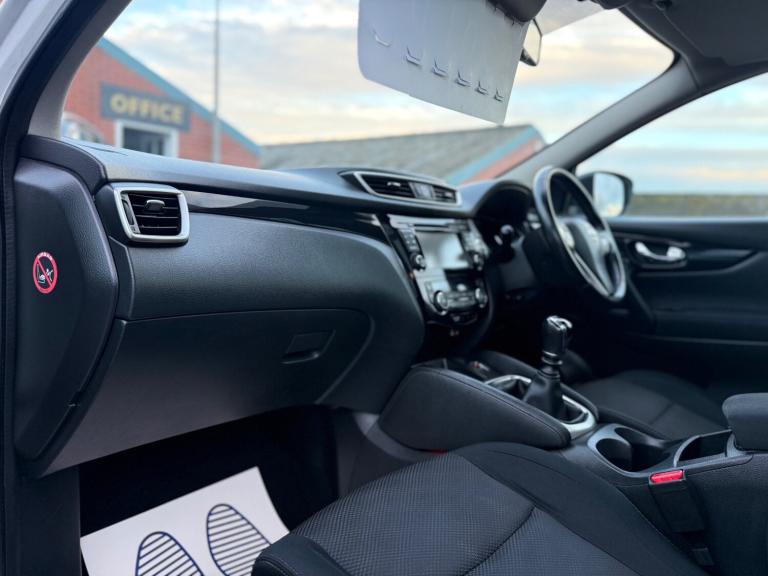 2015 Nissan Qashqai 1.2 DiG-T N-Tec+ 5dr HATCHBACK Petrol Manual