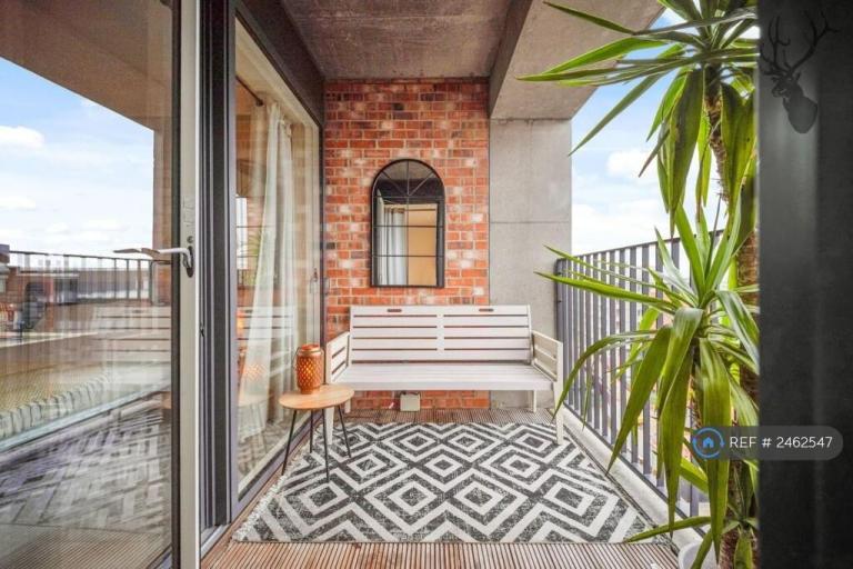 1 bedroom flat in Wyke Road, London, E3 (1 bed) (#2462547)