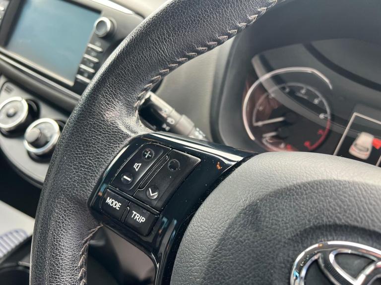 2017 Toyota Yaris 1.5 VVT-i Icon Tech Euro 6 5dr HATCHBACK Petrol Manual