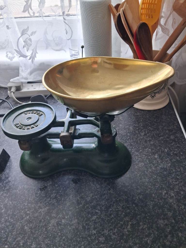 Vintage Kitchen Scales – Green with Brass Pan, Good Condition