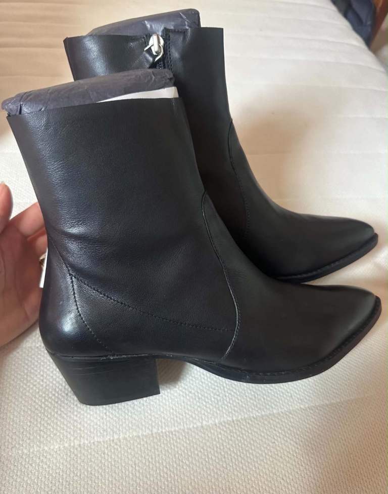 New find. Black Leather Ankle Boots – UK 8