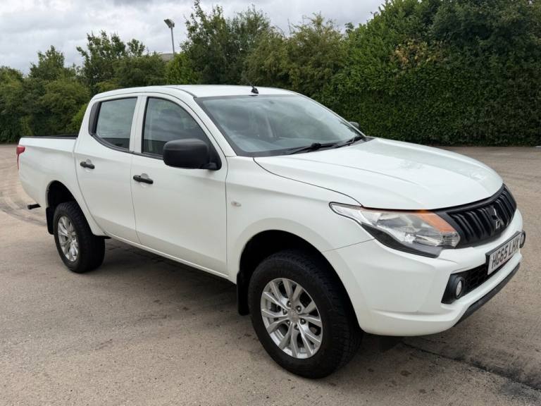 2015 Mitsubishi L200 2.4 DI-D DC 4Life Pickup Double Cab 4dr Diesel Manual 4WD Euro 5 (s/s) (151 ...