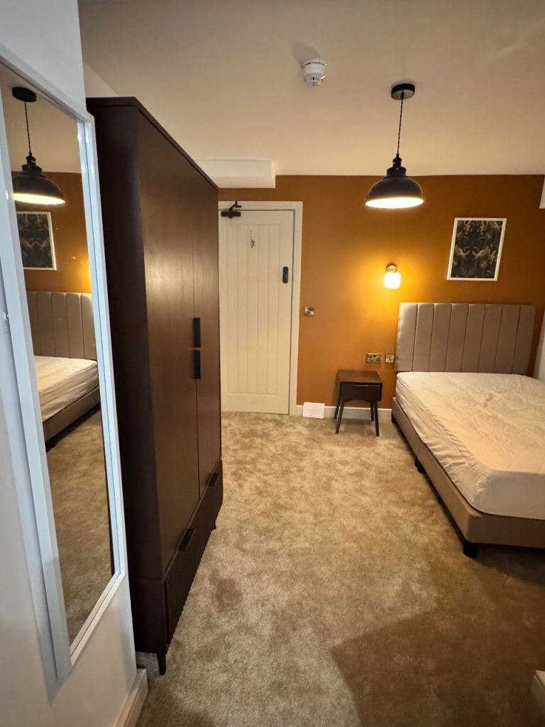 Self contained room TO LET DE22 