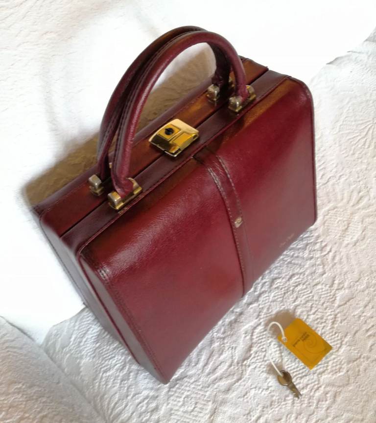 Vanity Bag Original Pierre Cardin Paris Travel Case Lock & Key Burgundy Excellent Condition    