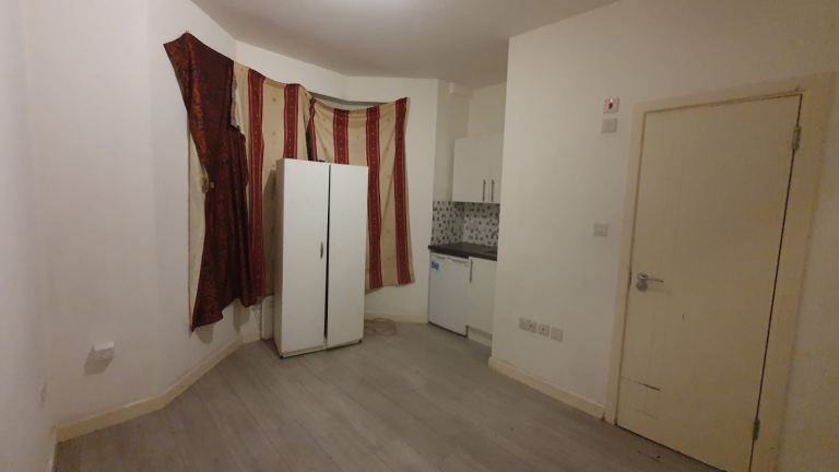 1 Double Bedroom Studio is available to rent in Southall UB1