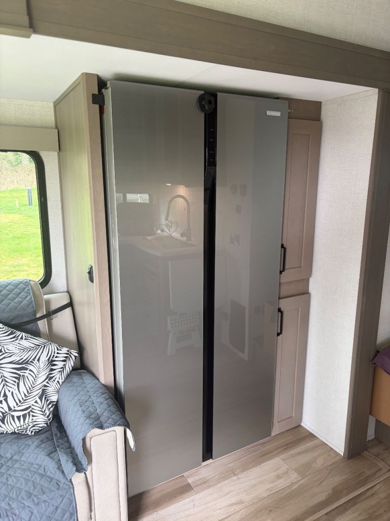 5th Wheel caravan + Truck