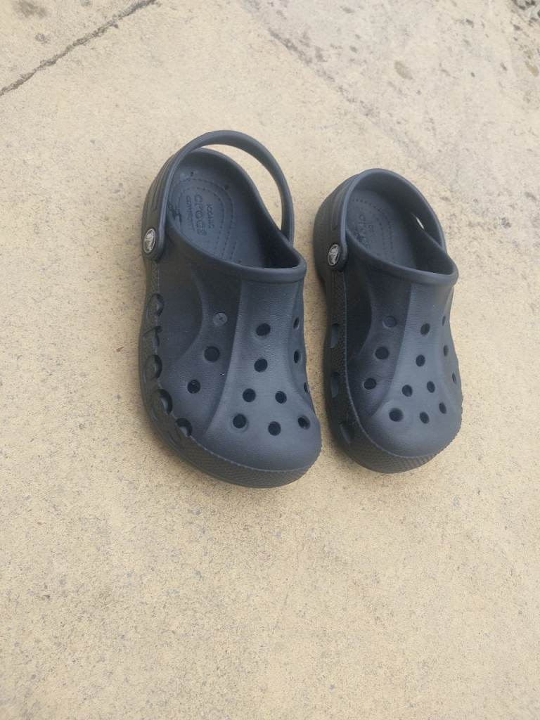 Kids Junior size 2 black baya crocs
