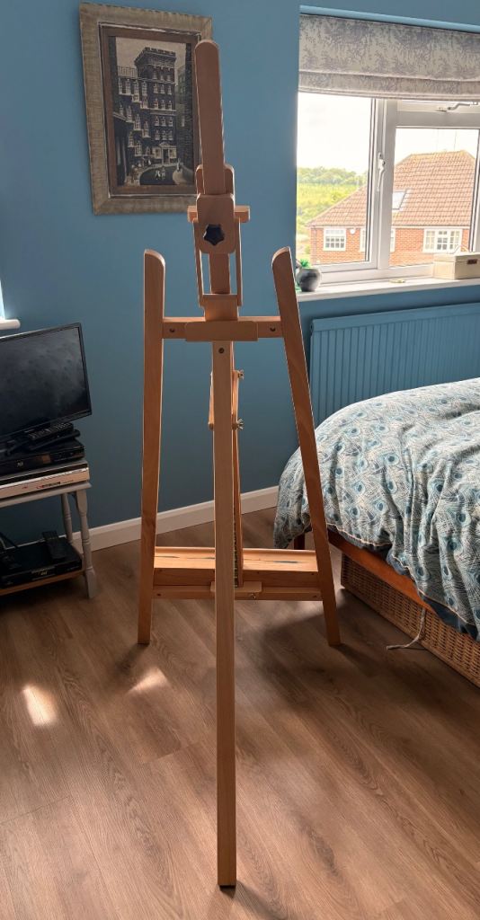 Large wood artists easle in excellent condition