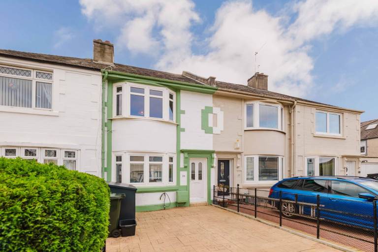 Freshly decorated, 2-bedroom, stunning terraced house in Leith Links – available October