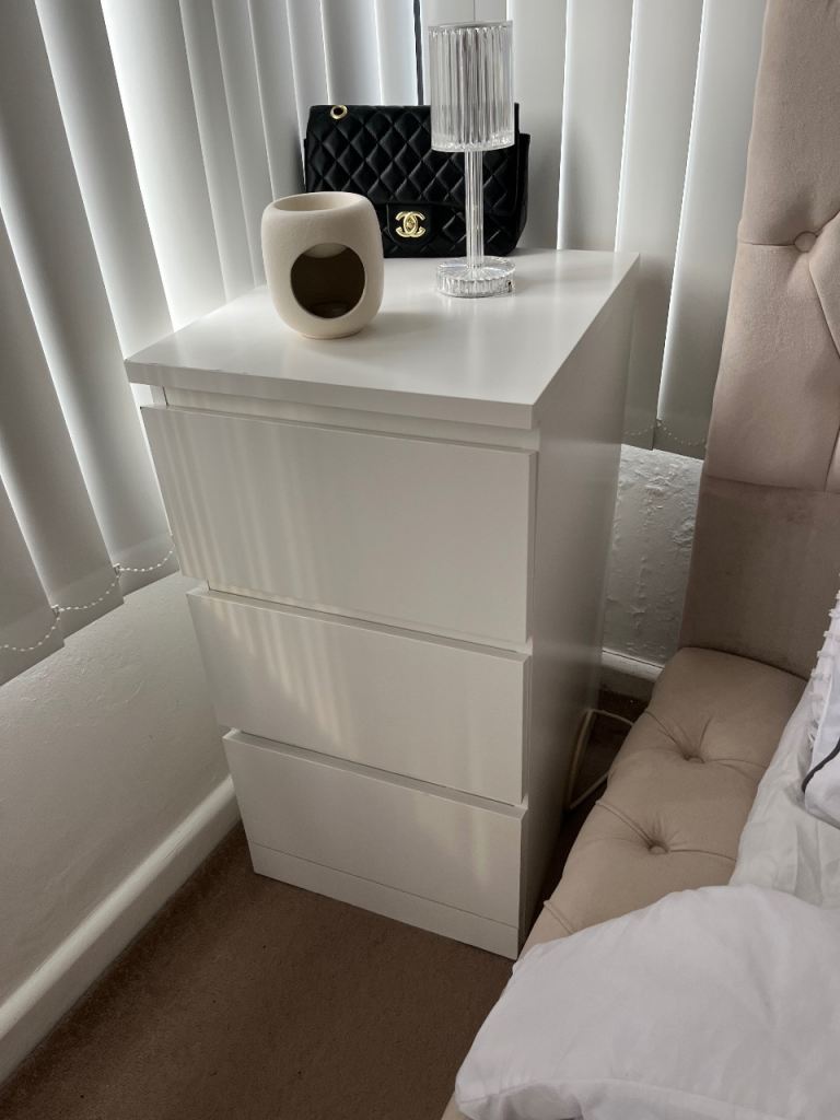 White 3-Drawer Bedside Table – Good Condition