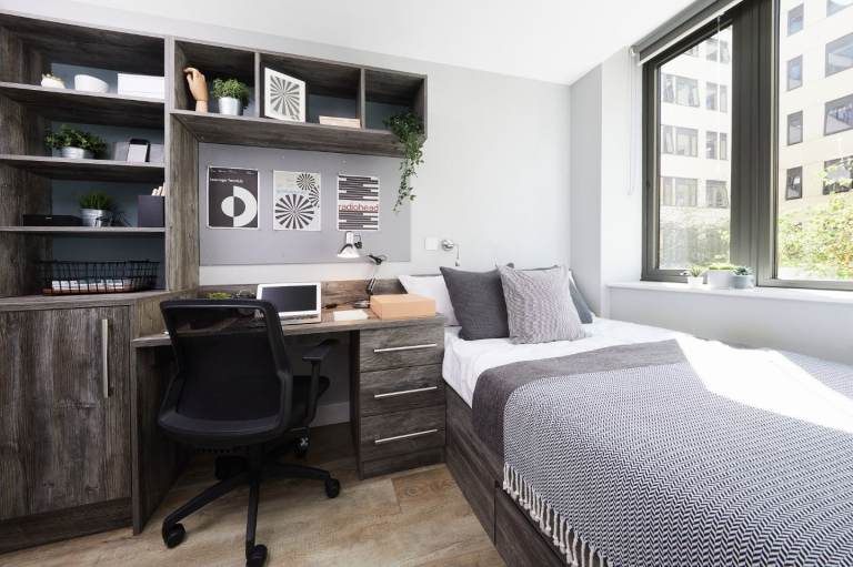 Replacement tenant, only university students