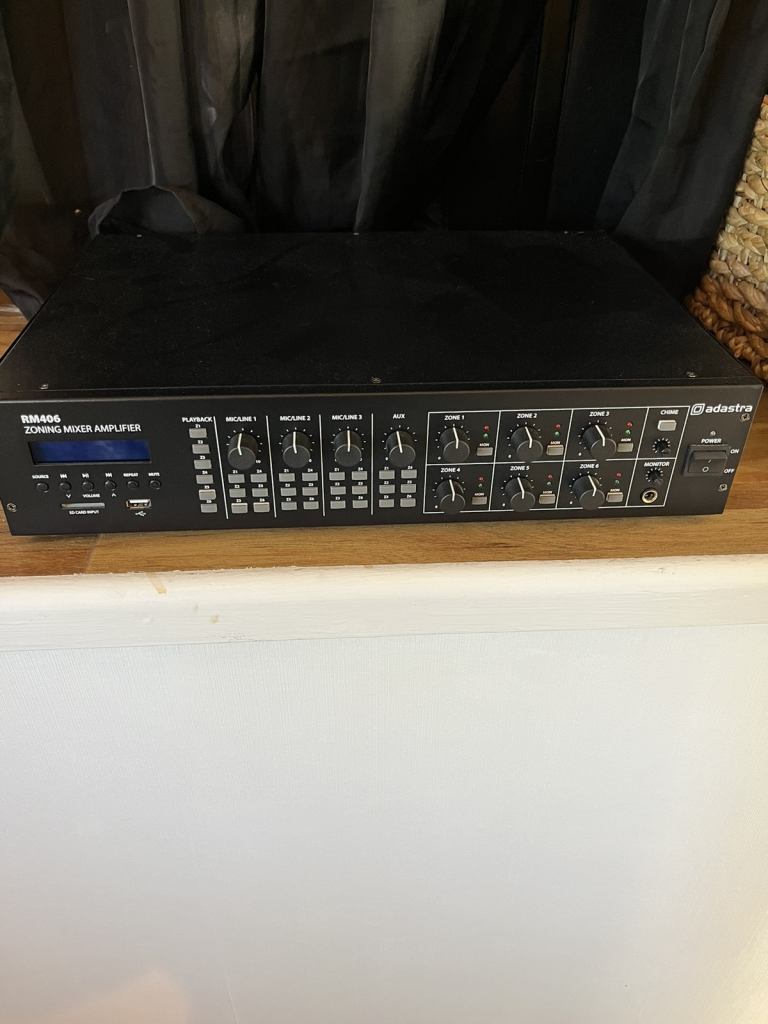 Amplifier mic and 3 speakers 