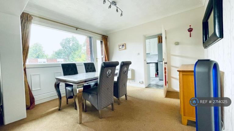 2 bedroom flat in Queens Road, Wilmslow, SK9 (2 bed) (#2714025)