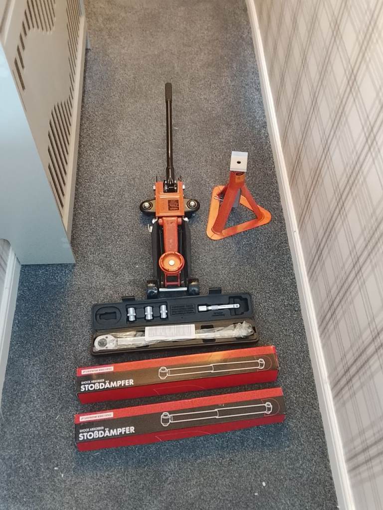2 rear shock absorbers for Toyota Prius estate 