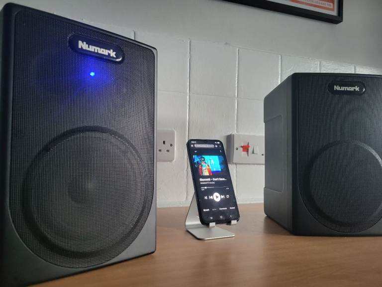 Active powered loudspeakers 