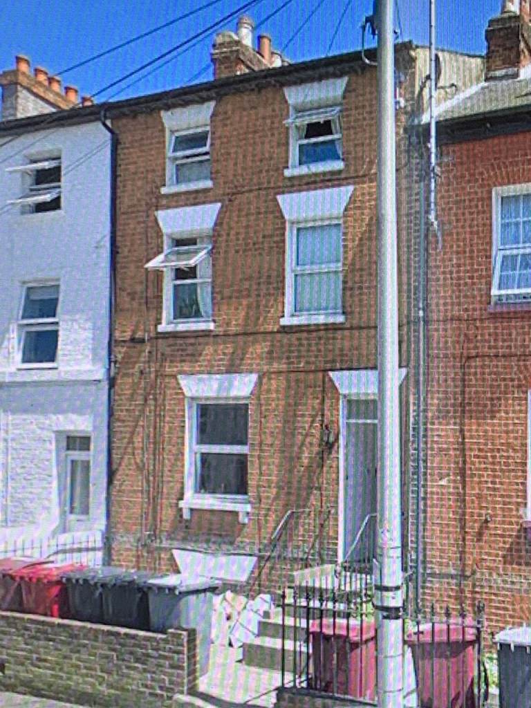 a newly refurbished second floor 1 bedroom flat in reading town centre 