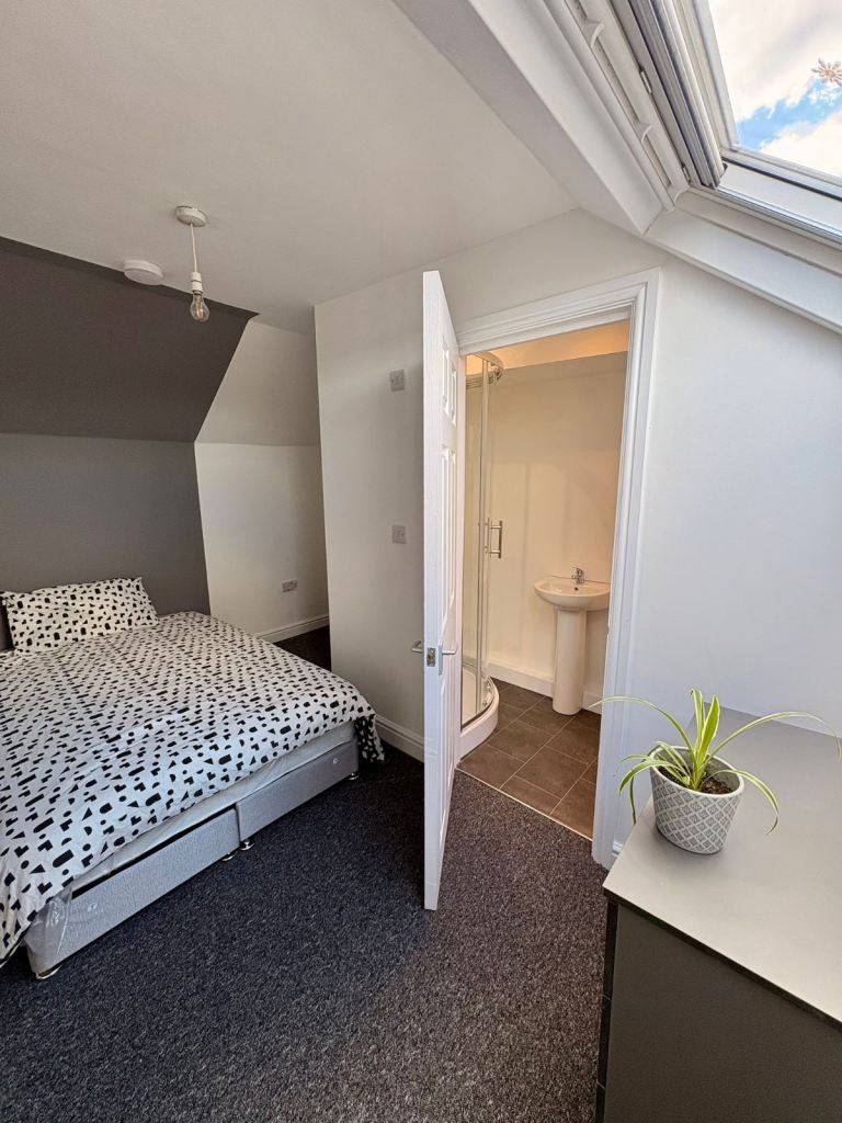 NEWLY REFURBISHED EN-SUITE ROOMS