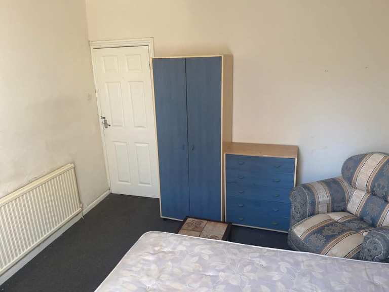Room in shared house in sharrow