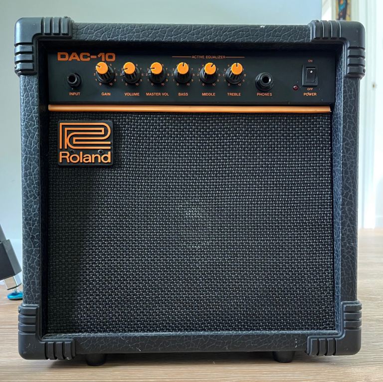 GUITAR AMPLIFIER. ROLAND DAC-10.