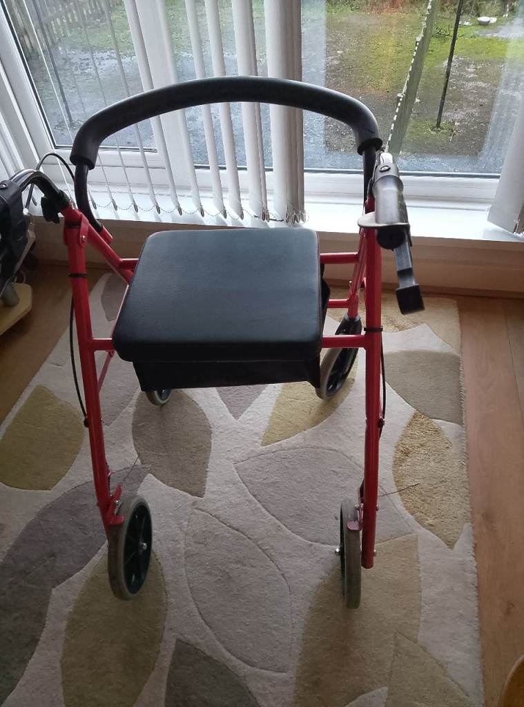 Walking aid with wheels/Rollator 
