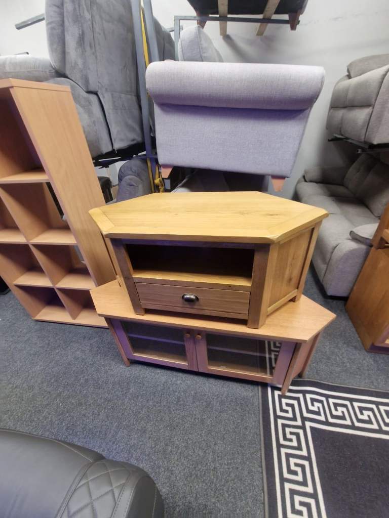 Top oak wood tv cabinet £45