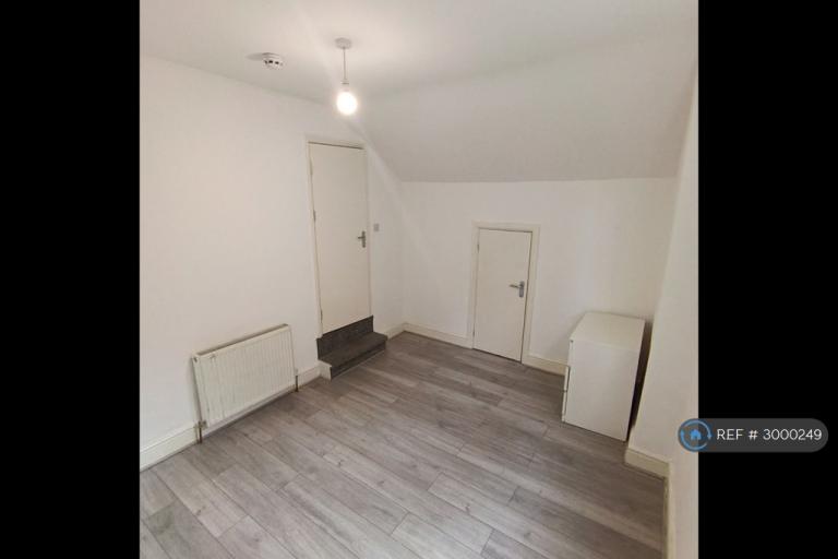 Studio flat in Valley Road, Bromley, BR2 (#3000249)