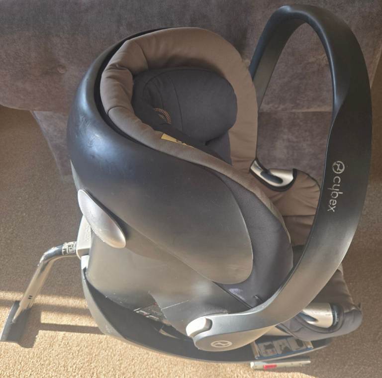 Cybex platinum baby car seat with aton Q isofix base 0 to 13kg